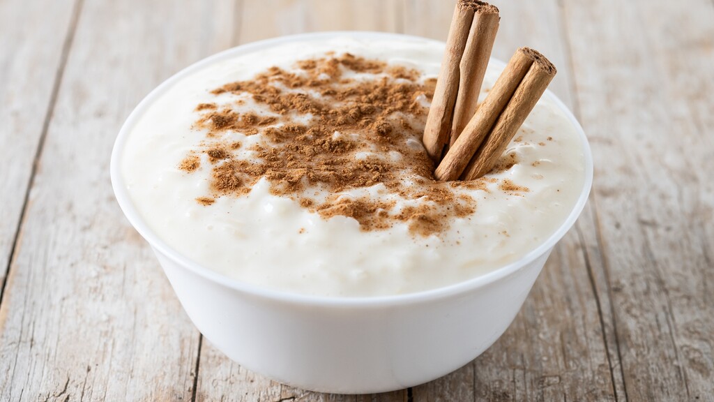 Cottage cheese topped with cinnamon powder and cinnamon sticks