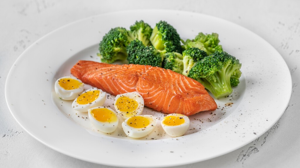 Grilled salmon with boiled eggs and broccoli, a vitamin B12-rich meal suitable for a diabetes-friendly diet.